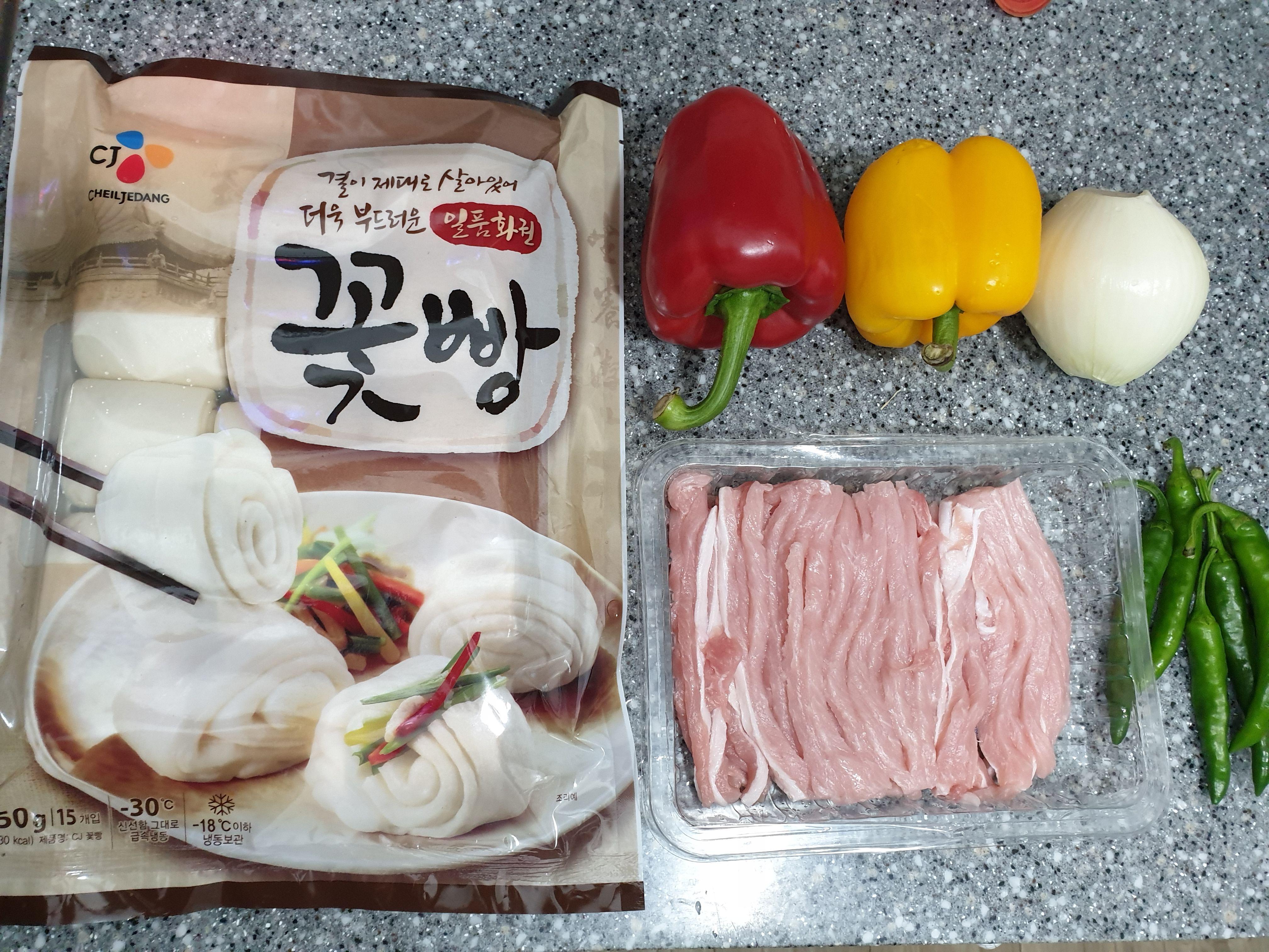 꽃빵, 파프리카, 양파, 돼지고기, 고추