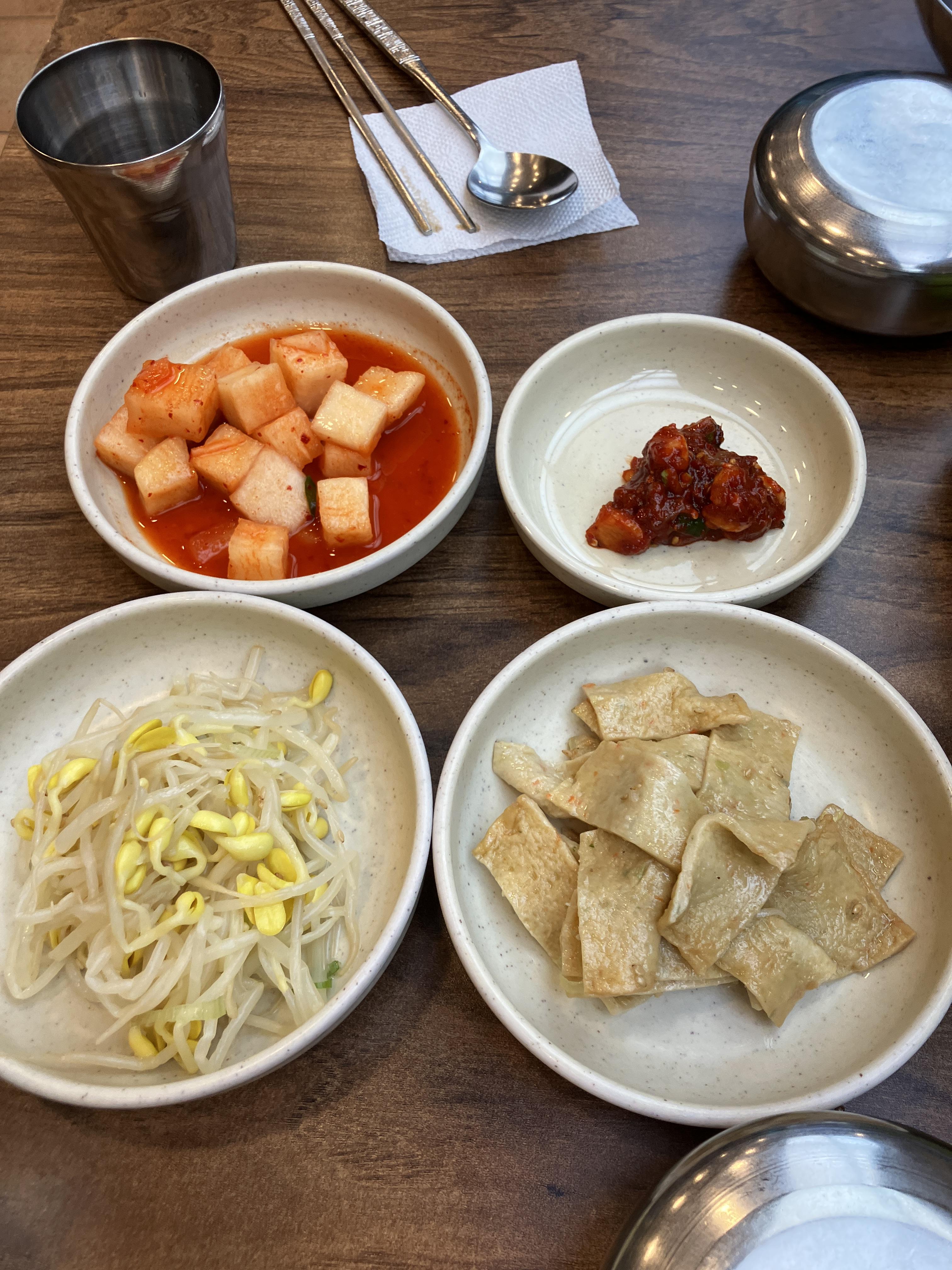 김치찌개 반찬들