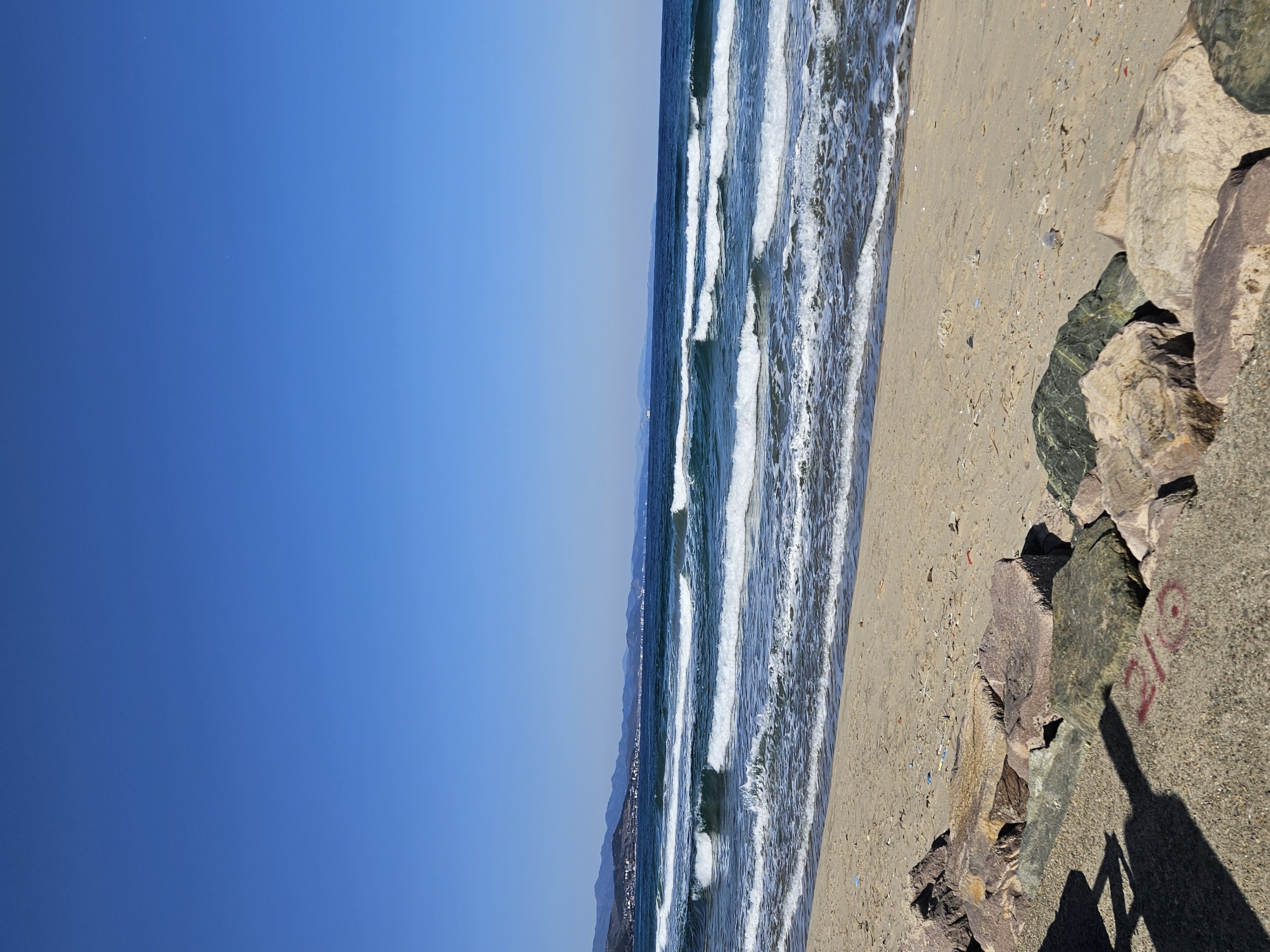 파도가 시원하게 치는 포항 근교 겨울 바다 수평선 풍경