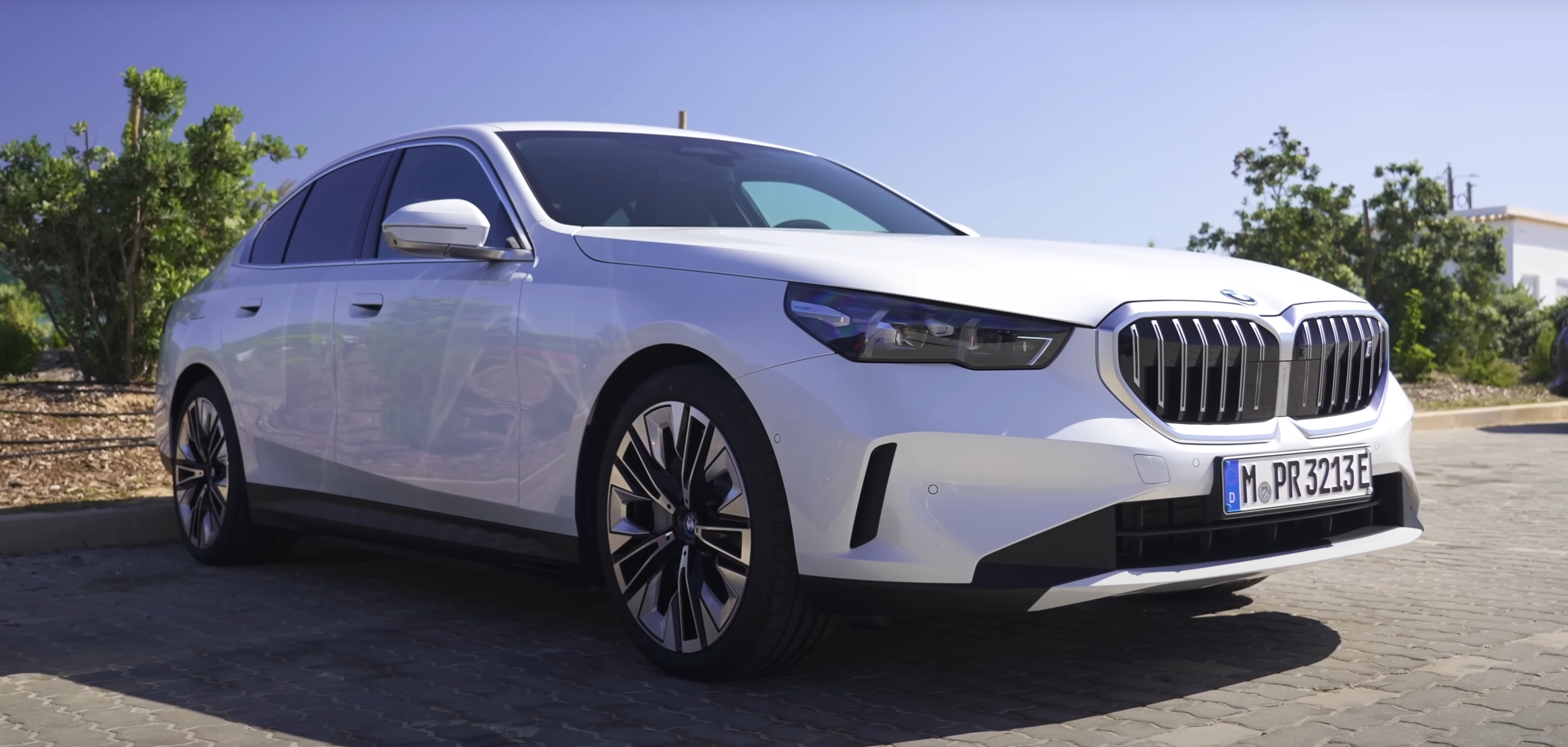 제네시스 G80 VS BMW 520i