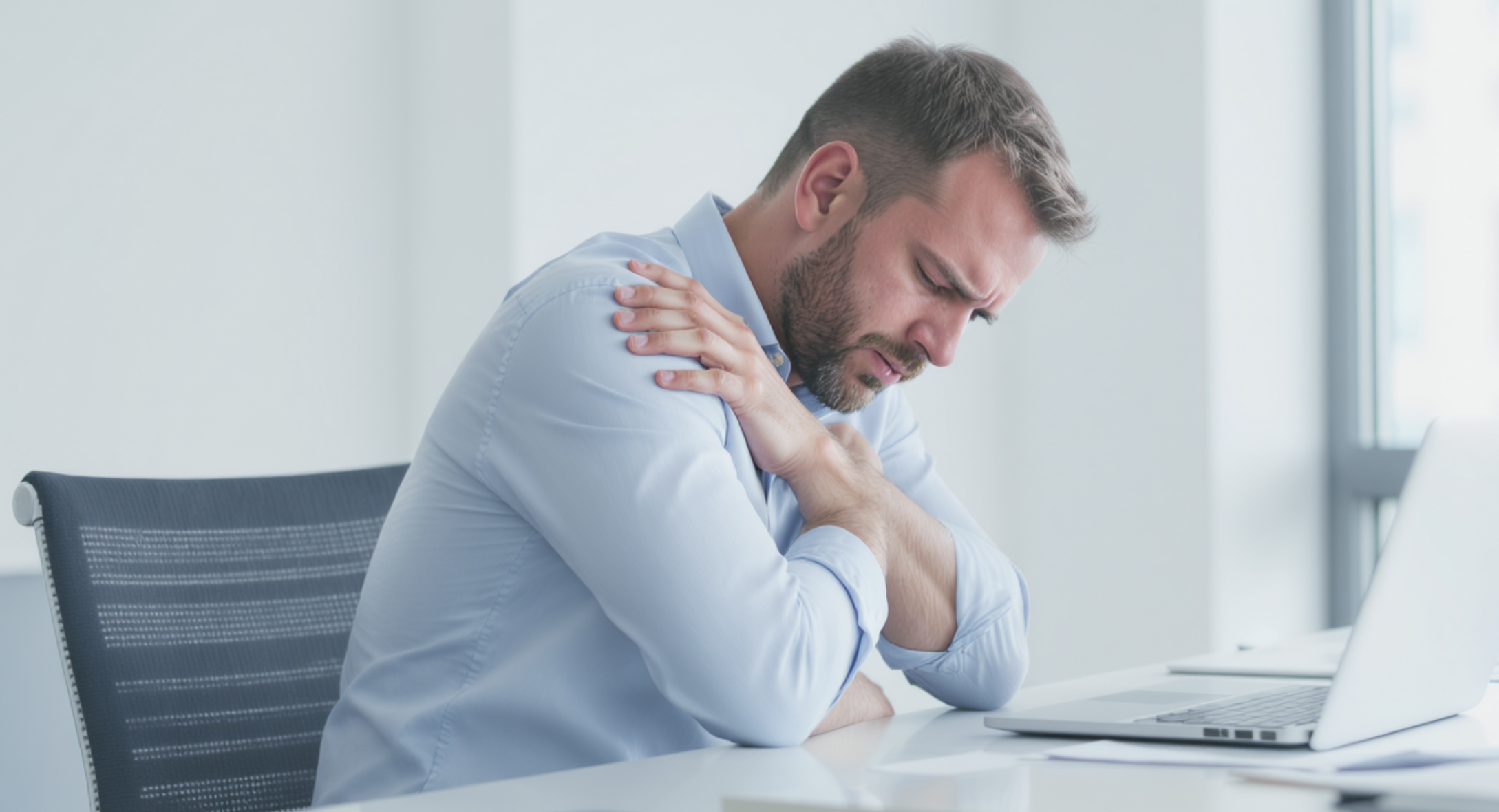 어깨 통증, 오십견인 줄 알았더니 '회전근개파열'? 자가진단법