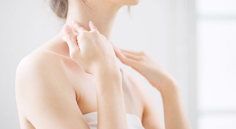 목 주름에는 스킨케어