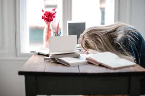 학교에서 숙제를 안 해서 벌을 받는 꿈 : 꿈해몽 총정리!