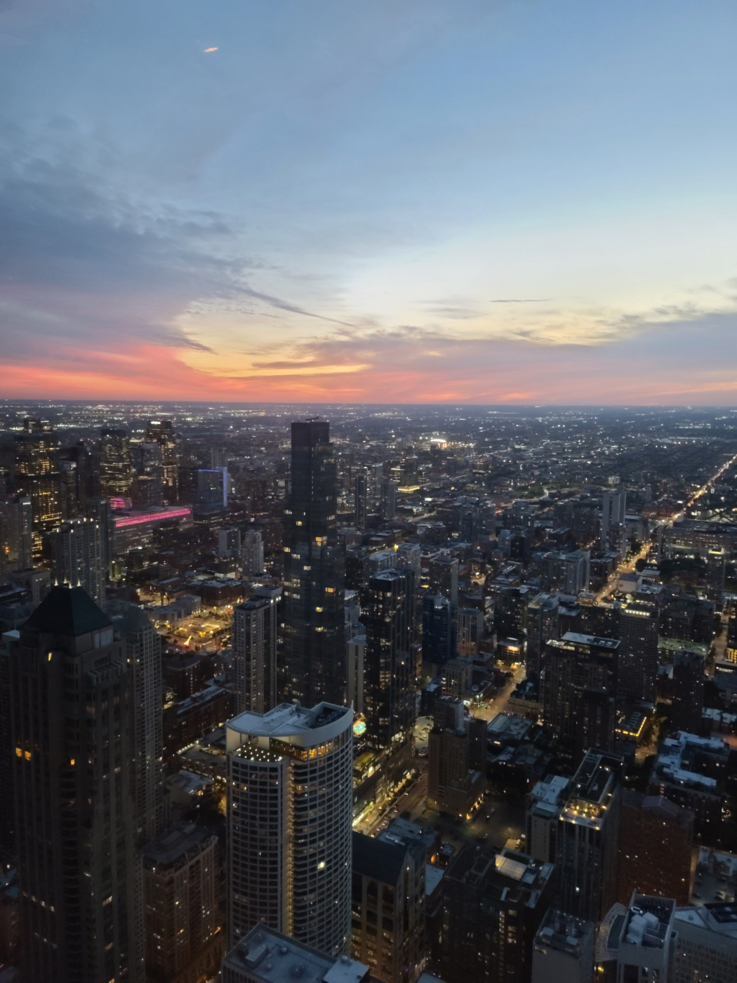 360 CHICAGO라는 사방이 유리인 건물이며, 주변 경관을 바라보기에 특화된 건물이다.