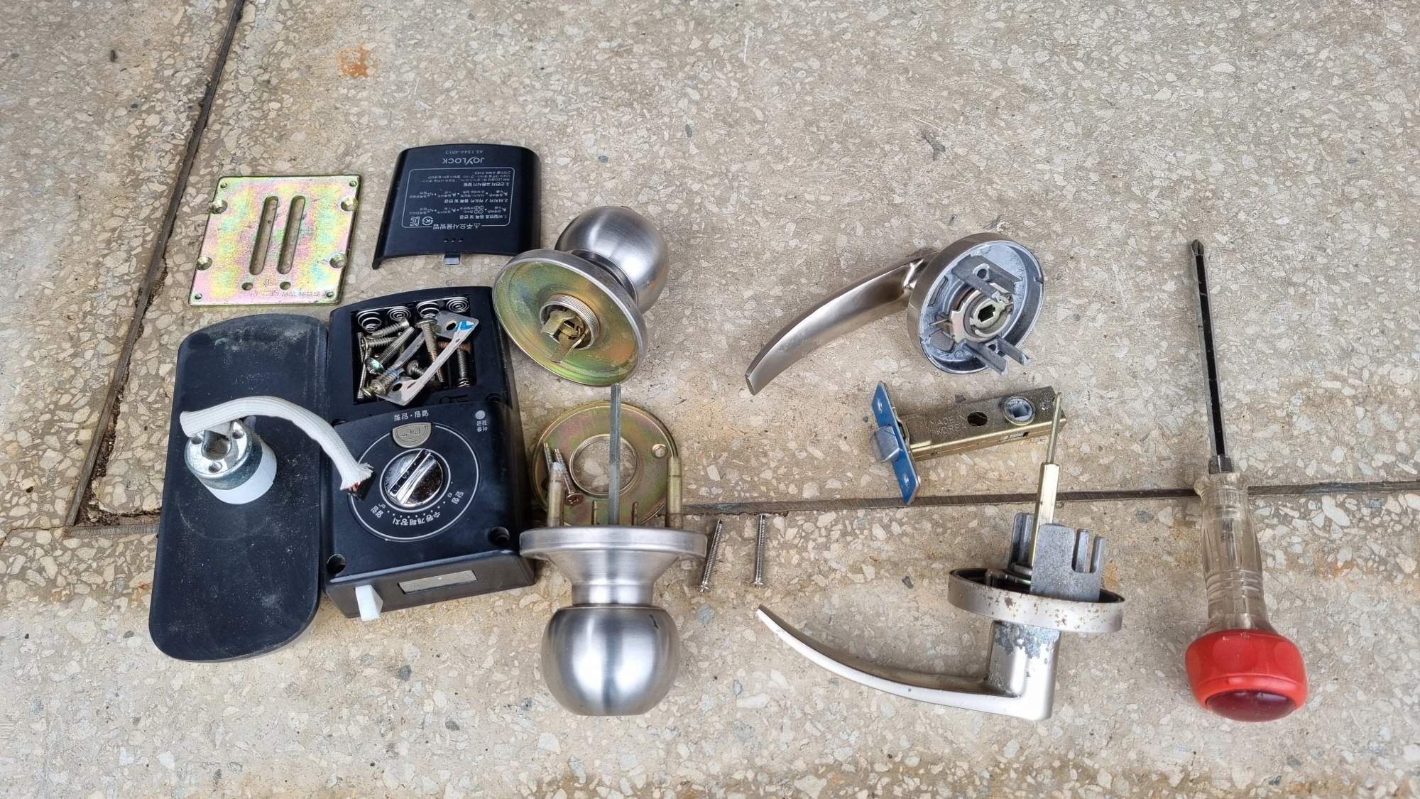 손잡이 도어록 모두 뗀 모습