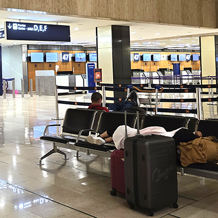 파리 오를리 공항 노숙