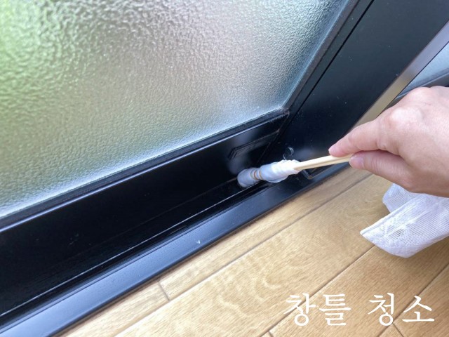 창틀 청소 마른 물티슈 활용법 청소팁, 집안일팁, 팁줌 매일꿀정보