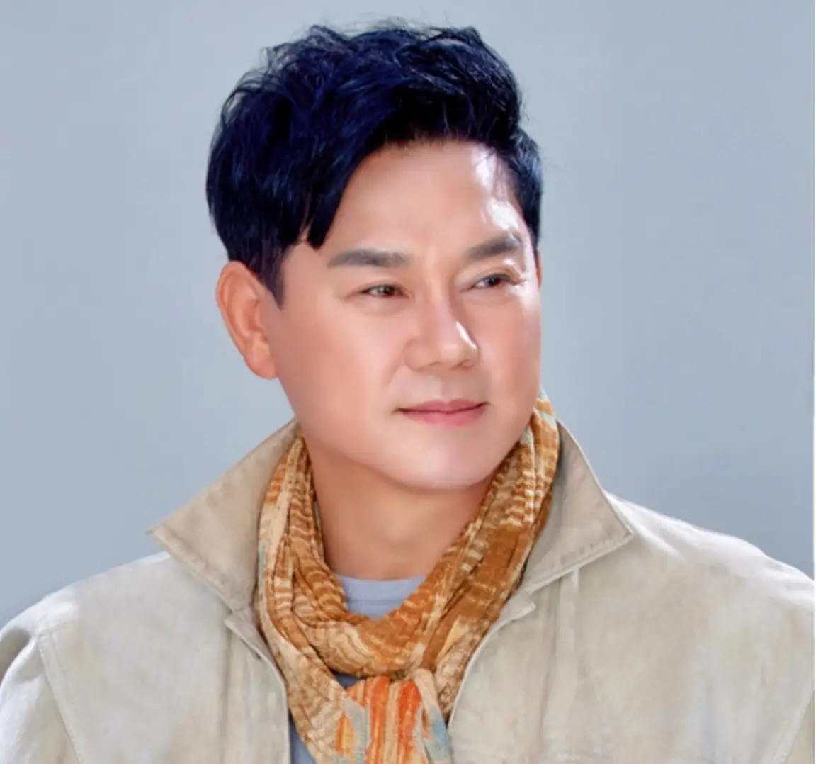 김수현-파란배경 앞 아이보리색 옷을 입고 노란 머플러를 두른채 우측을 바라보는 김충훈