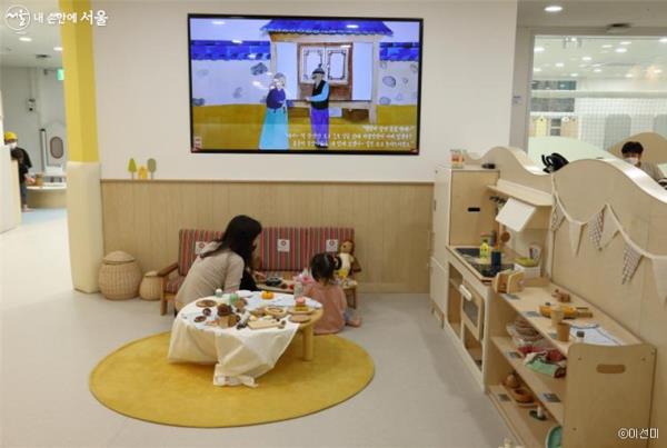 서울시는 공공형 실내놀이터 '서울형 키즈카페'를 운영한다
