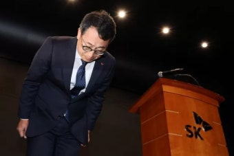 유심 재설정 발표하며 사과하는 skt사장