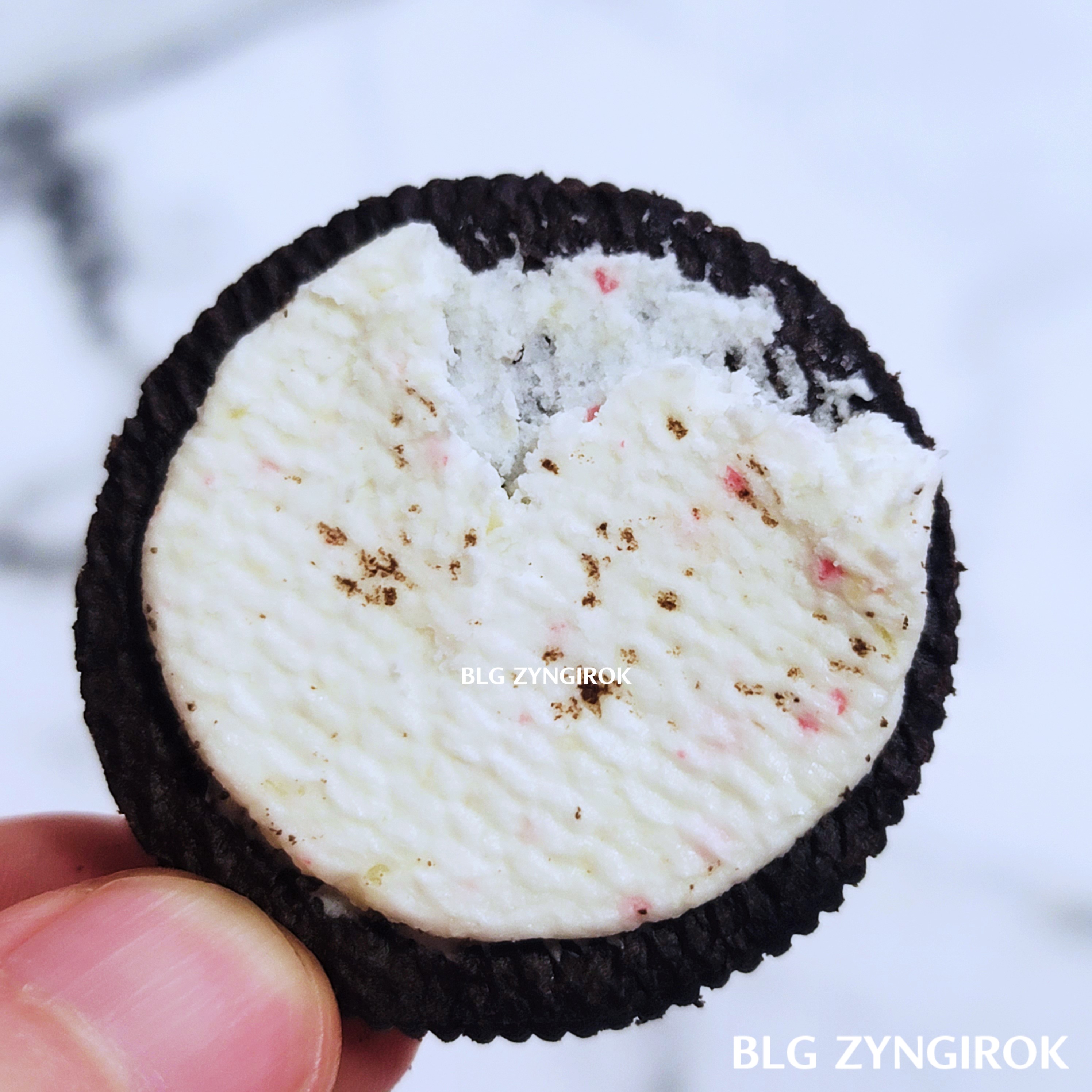 오레오 코카콜라 크림 모습이다.