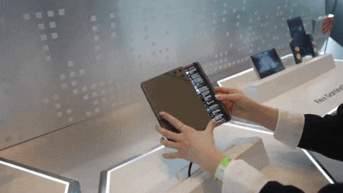 접혀있는 플렉스 하이브리드를 펼치고 집어넣습니다.