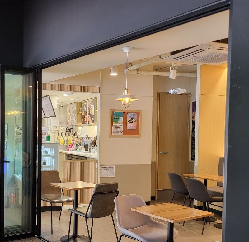 카페 매장 벽면에 정갈하게 배치된 와이파이 및 화장실 안내 게시판 사진