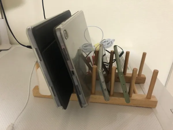 접시꽂이를 스마트기기 보관함으로 사용