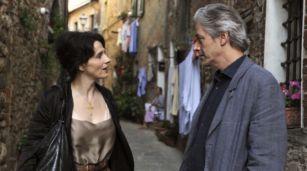 사랑을 카피하다 영화 속 한장면. 남자 배우와 여자배우가 길거리에서 서로 마주보고 있다.