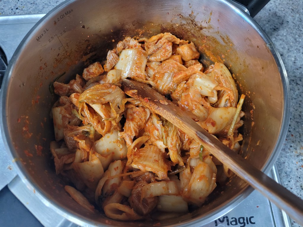 김치와 고기가 충분히 볶인 상태