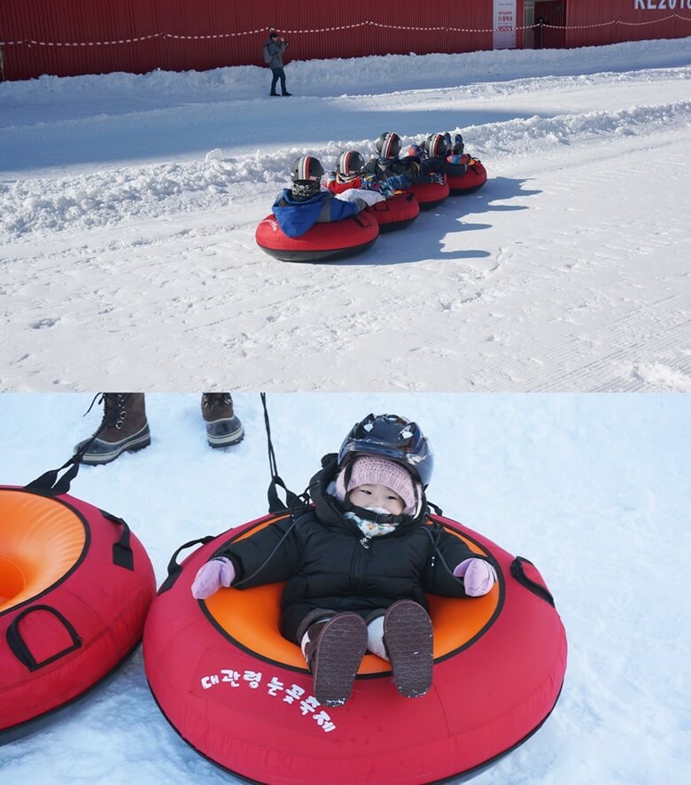 상단사진은 눈썰매장에서 둥근 튜브 모양의 썰매를 4명의 가족이 함께 4개의 썰매를 한줄로 잇고 안전모를 쓰고 눈썰매를 타는 모습이고 하단사진은 2살정도로 보이는 아이가 눈썰매 위에 누워있고 어른이 손으로 눈썰매를 끌고 있는 모습