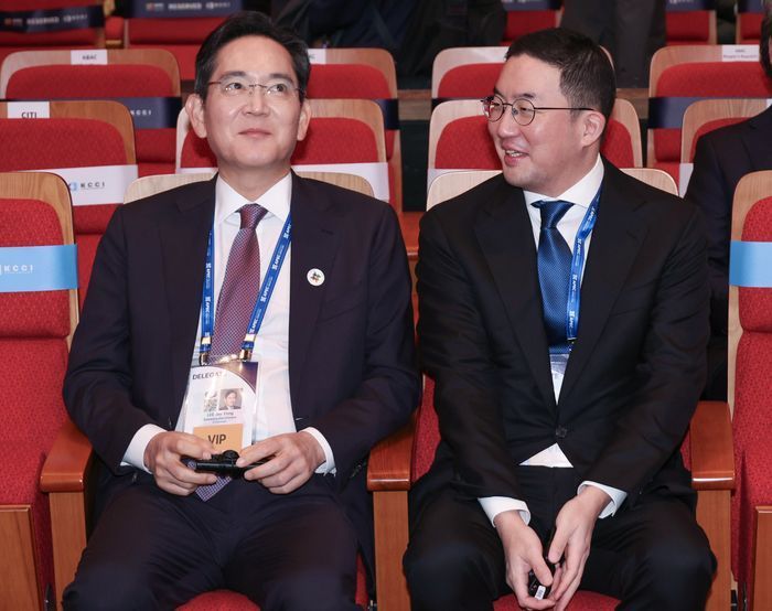 이재용 삼성전자 회장(왼쪽)과 구광모 LG그룹 회장이 29일 경북 경주예술의전당에서 열린 'APEC CEO(최고경영자) 서밋'에서 대화하고 있다.