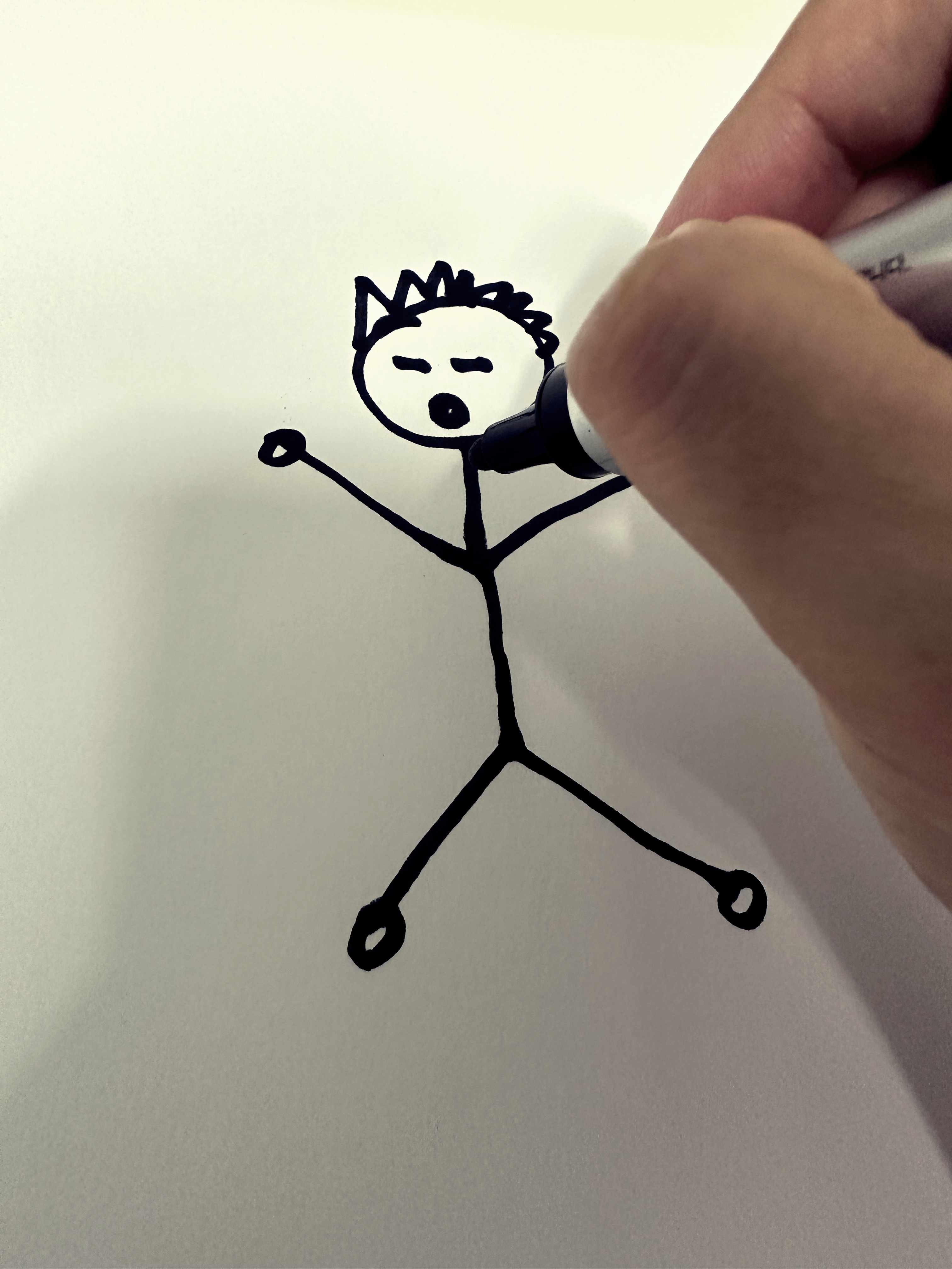 그림을 그리고 있는 사진입니다.