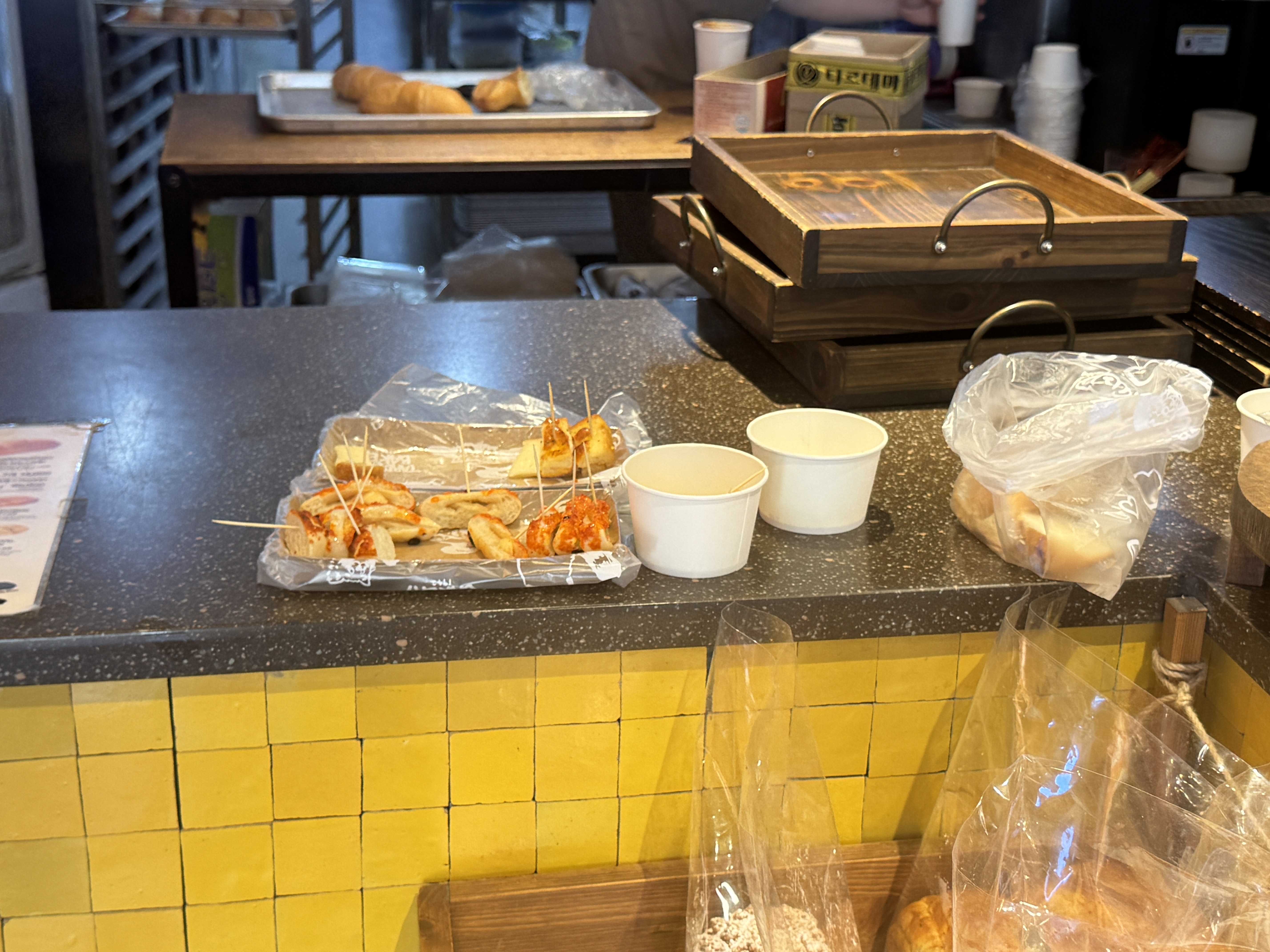 타르데마 베이커리 매장 내 시식빵 트레이