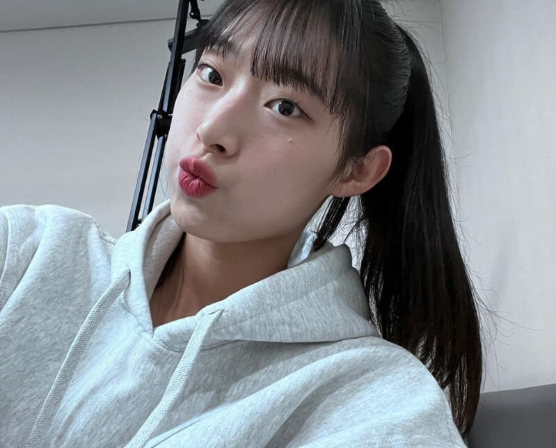 후드티를입은-머리묶은긴머리여성의모습