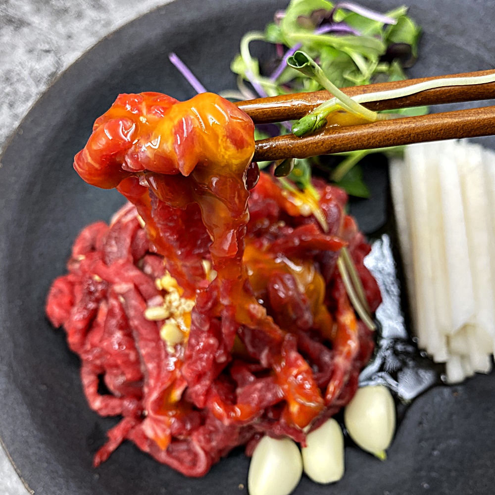 육회 달걀노른자 코팅 한 젓가락