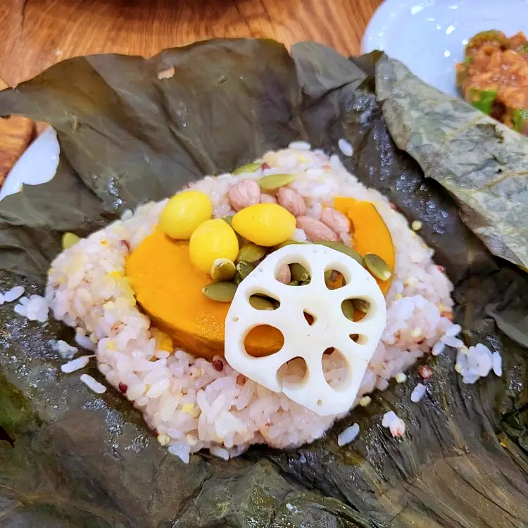 투데이 맛있는 메뉴 밥이보약 건강밥상 연잎밥에 흑돼지 제육볶음 쌈밥 맛있는 식당 추천 부산 장전동 부산대역 맛집