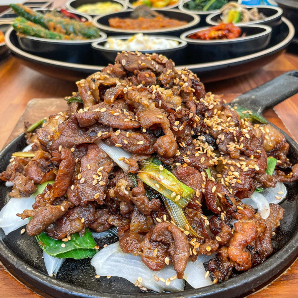 기다려야 제맛 14첩 숯불고기 한 상