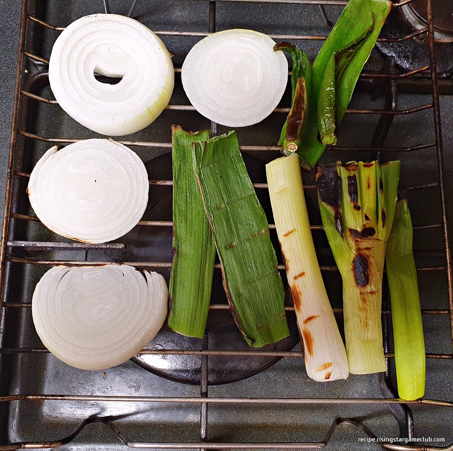 판모밀국수의 육수(쯔유)를 만드는데 들어갈 파, 양파, 청양고추를 그릴에 구운 사진