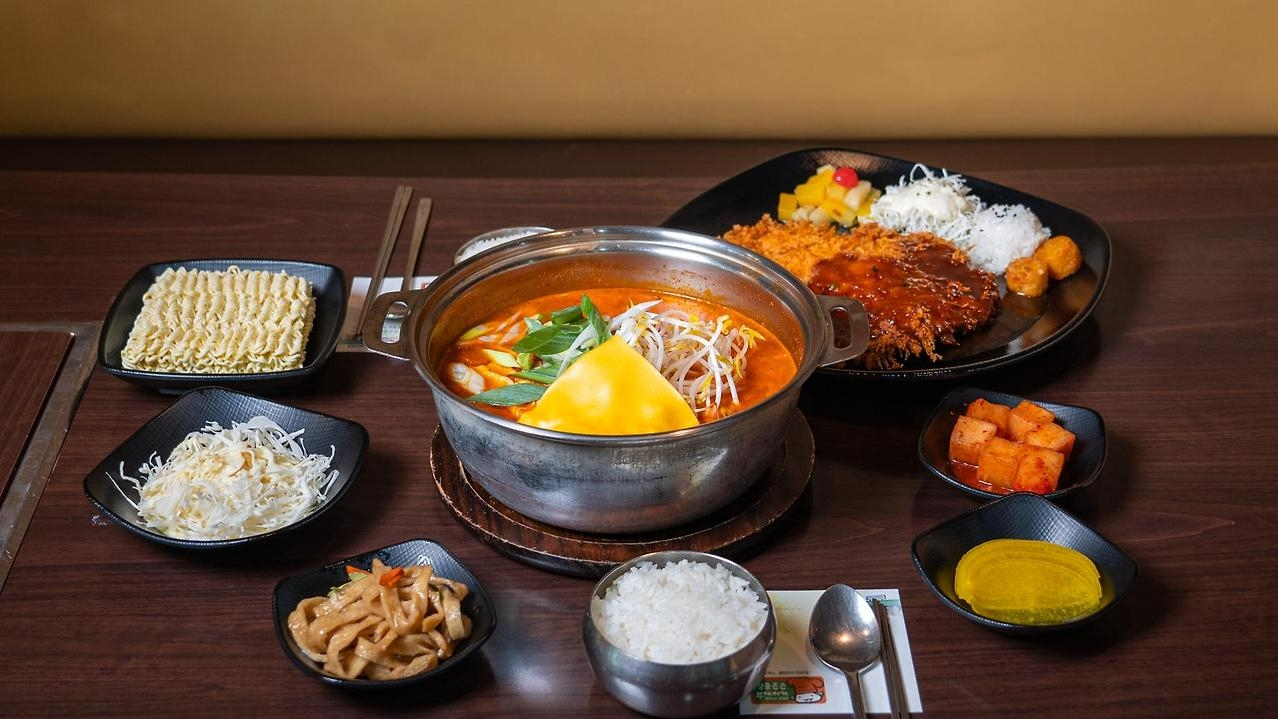 ④ 엉클존슨 부대찌개 &ndash; 깊은 사골육수의 진심