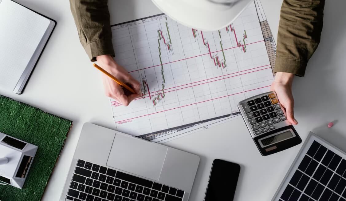 계산기로 각종 지표를 계산하는 모습