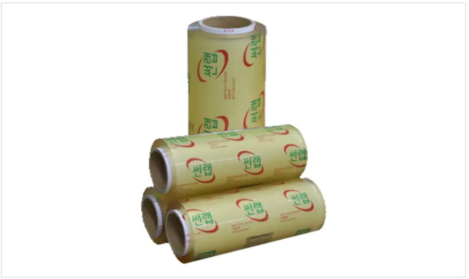 동그란 원통형 비닐랩 4개중 1개는 세워져있고 3개는 쌓여있는 이미지