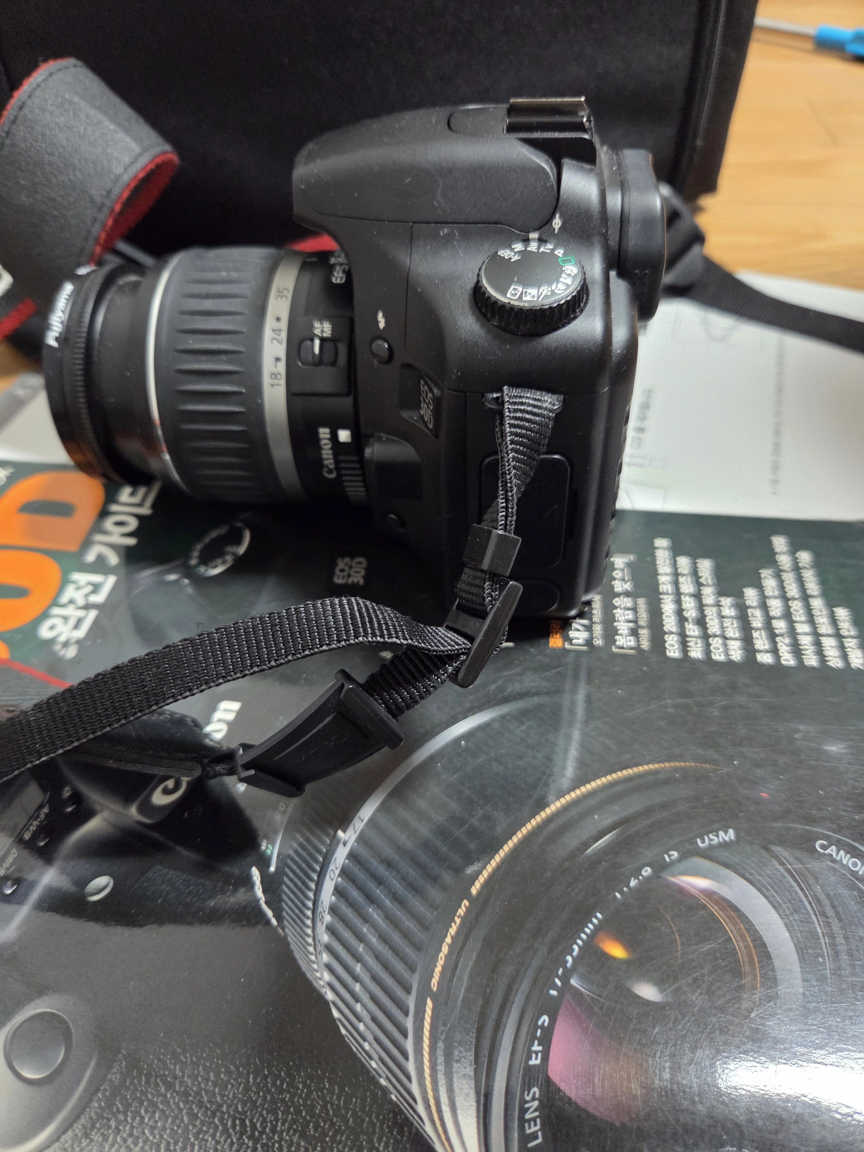 Canon EOS 30D 카메라를 꺼내기 전, 손이 먼저 멈췄던 순간