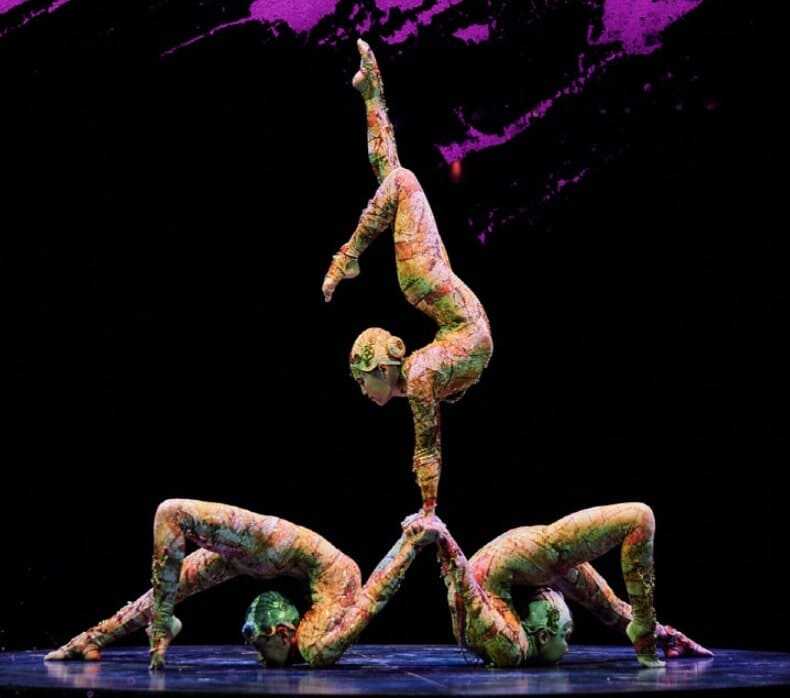 태양의 서커스 단원들의 유연한 포즈