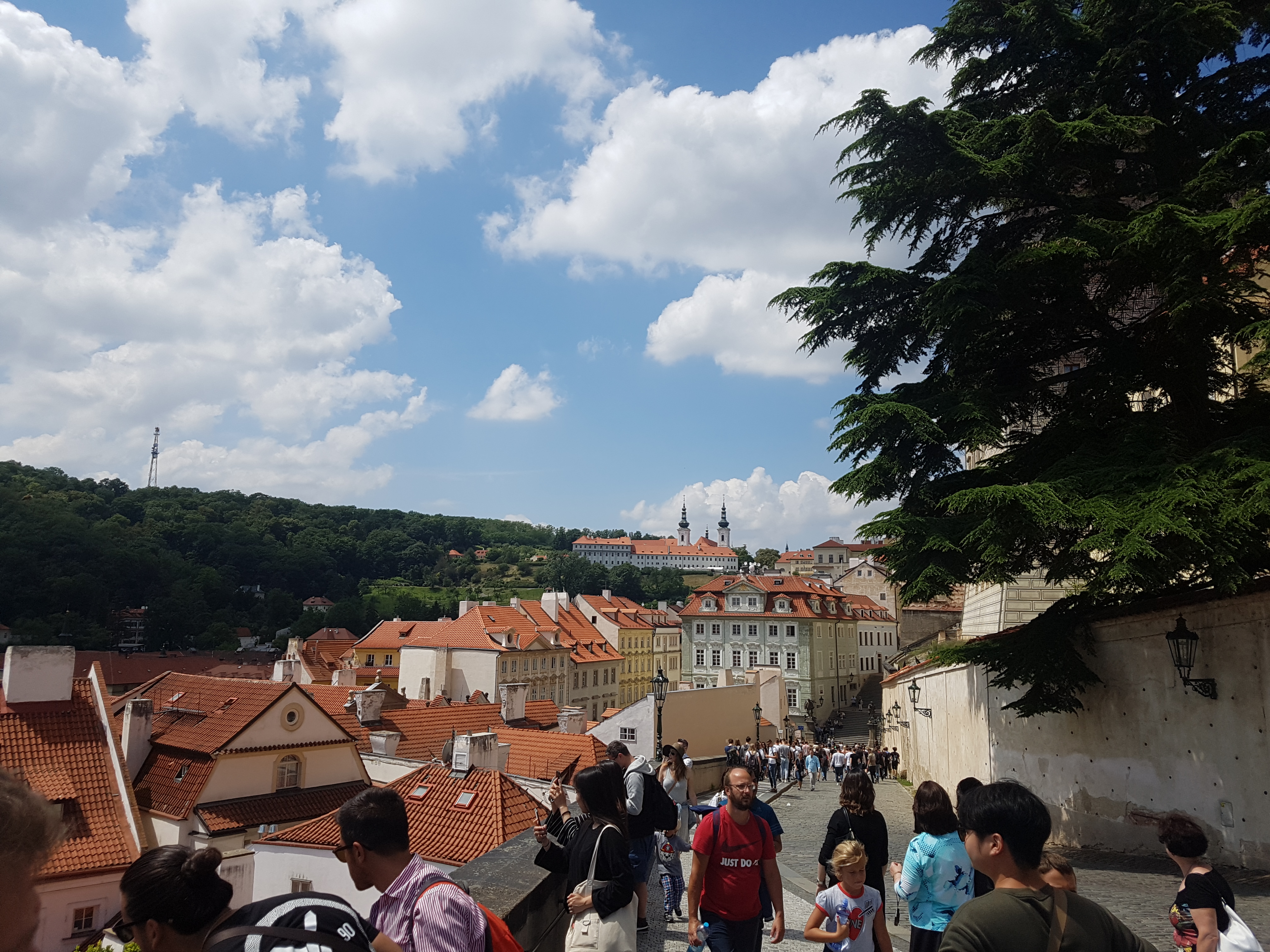 프라하 성 언덕에서 내려다본 붉은 지붕의 말라스트라나, 여행자들로 가득한 거리