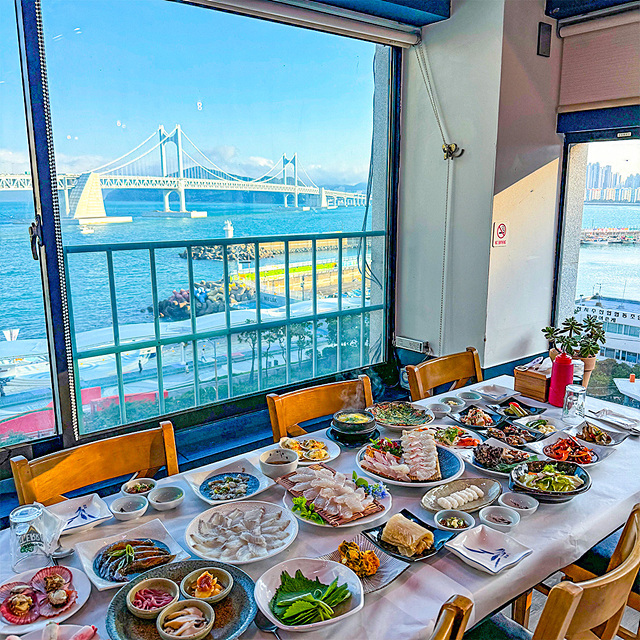 부산 수영구 광안리 맛집 현지인 추천 부산여행 로망스 대영횟집 석화연 수변최고돼지국밥 마담에뽀끄 아메리칸빌리지 진곰탕진해장 오륙도횟집 디에이블 무쇠김치삼겹