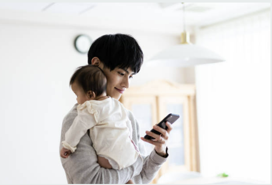 육아 앱을 사용하는 모습 이미지