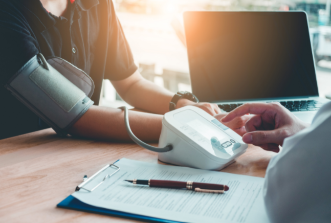 혈압측정중인 환자