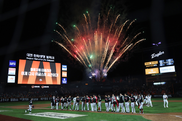 29일 대전한화생명볼파크에서 2025 프로야구 KBO리그 포스트시즌 한국시리즈 3차전 LG 트윈스와 한화 이글스의 경기가 열렸다.한화가 7-3으로 승리를 거두자 경기장에 불꽃놀이가 펼쳐지고 있다 [사진=연합뉴스]