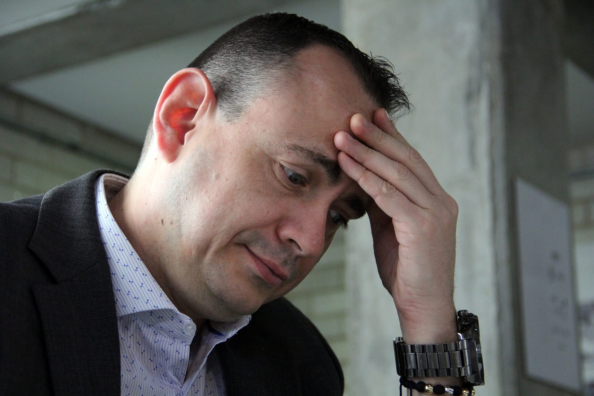 파산 고민하는 남자