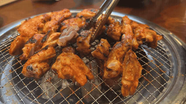 이날 우리가 갔던 양평 닭갈비집에서 숯불에 닭갈비를 굽는 장면, 노릇하게 익어가는 모습