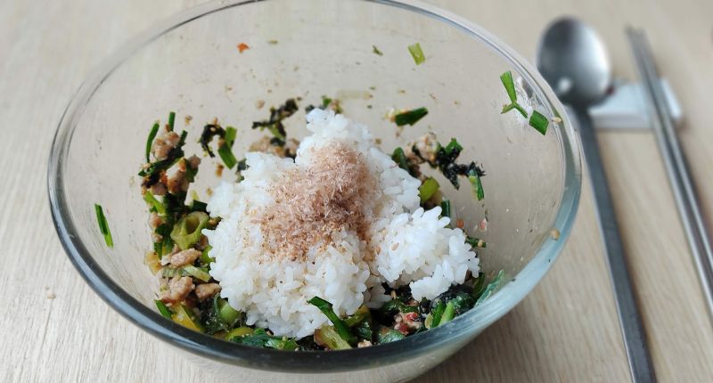 면을 다먹은후 밥과 가스오부시 참기름을 넣어줌