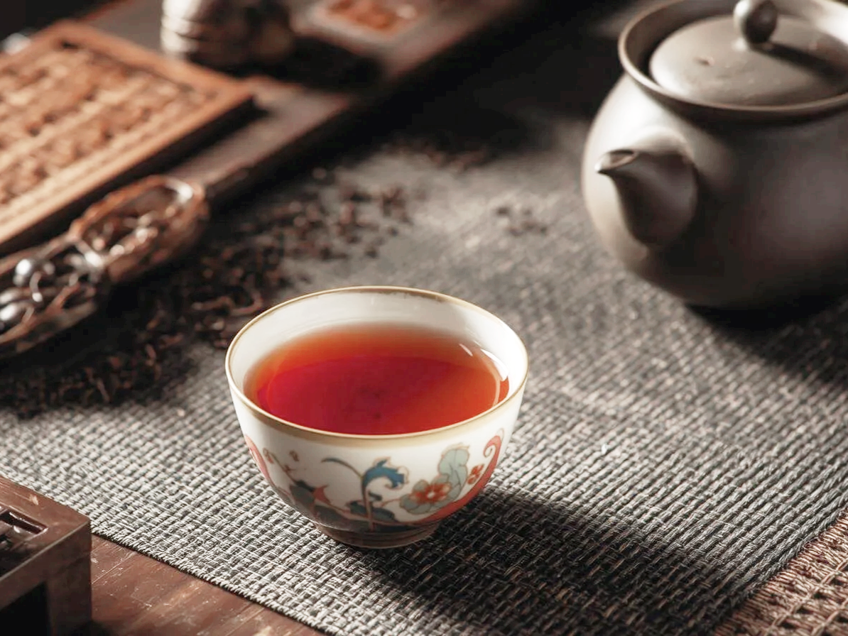 보이차와 보이차가 담긴 주전자