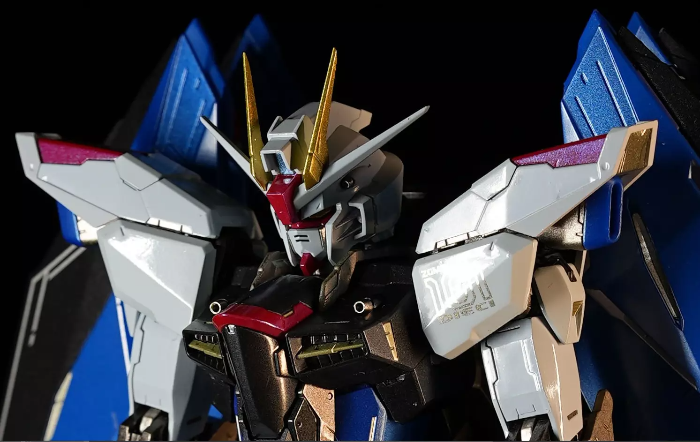 메탈빌드-프리덤-건담-디테일을-보여주는-상반신-확대-사진