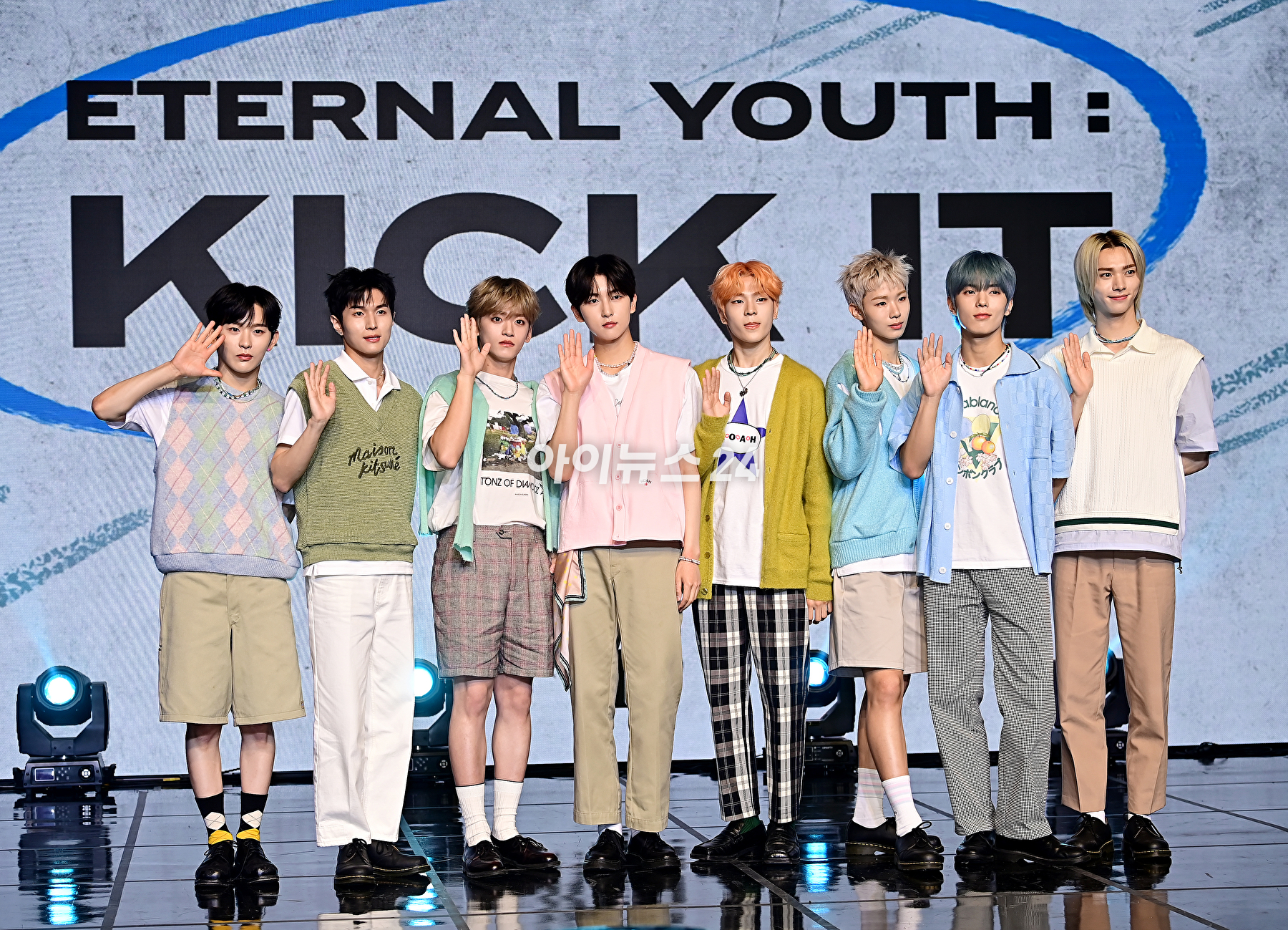 그룹 휘브가 14일 오후 서울 강남구 일지아트홀에서 열린 두 번째 싱글 앨범 'ETERNAL YOUTH : KICK IT' 발매기념 쇼케이스에서 포토타임을 갖고 있다. [사진=곽영래 기자]