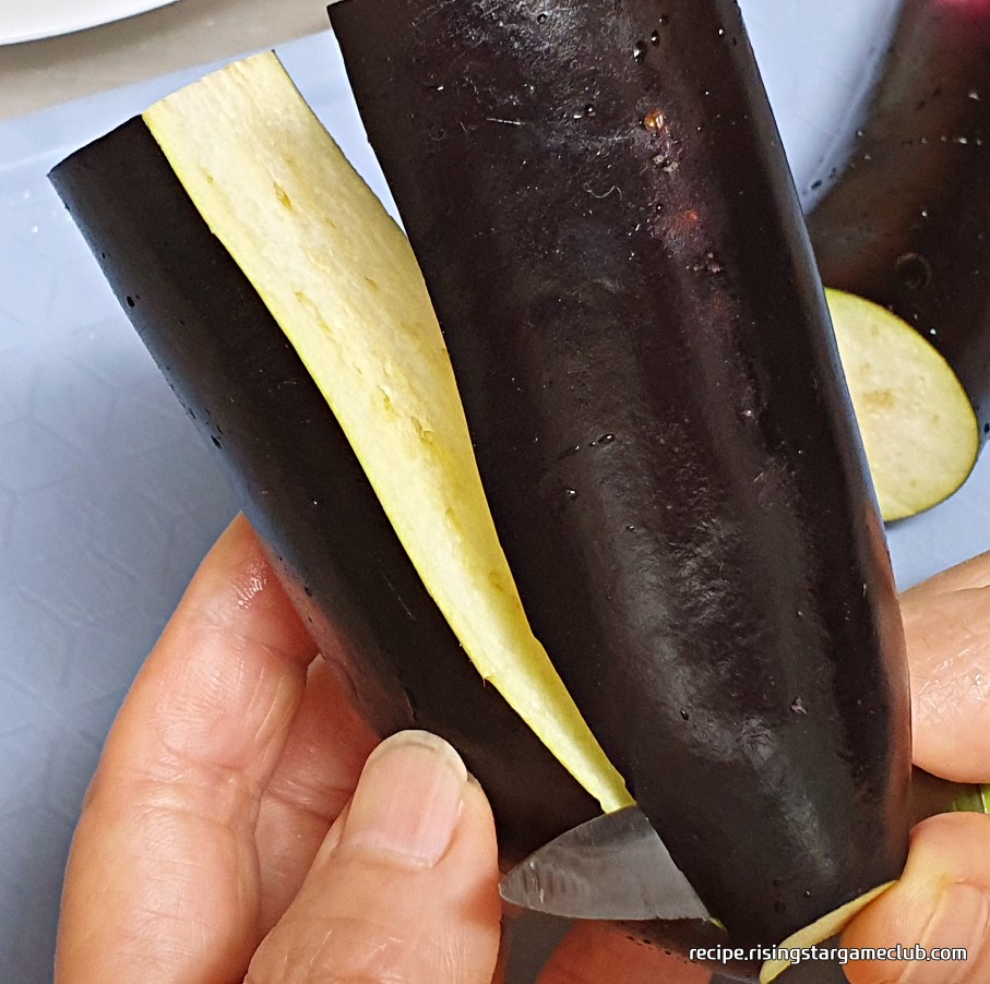 가지 무침을 하기위해 자른 가지 살을 반으로 가르는 사진