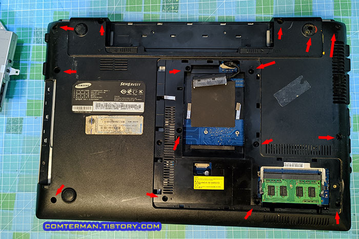 노트북 바닥판 나사 제거