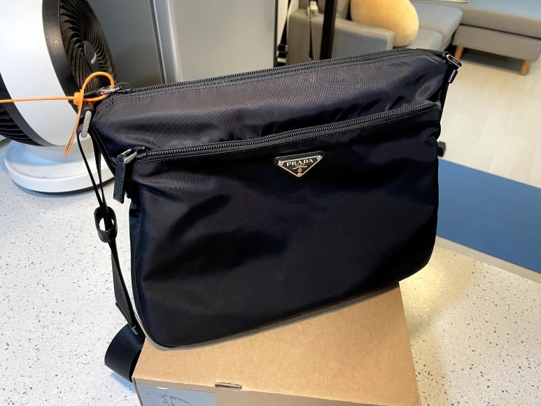 프라다 나일론 삼각로고 숄더백 본품
