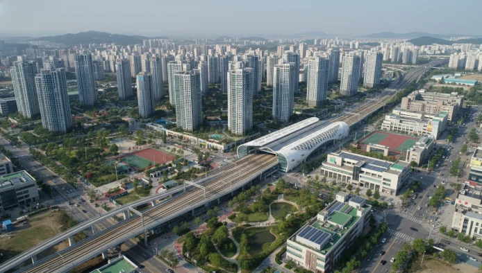 개발이 활발한 한국의 한 도시 전경, 현대적인 아파트 단지와 신설 교통망이 어우러져 성장하는 모습을 보여주는 이미지.