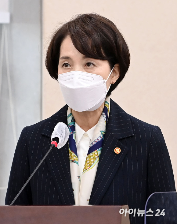 지난 2021년 10월 유은혜 당시 사회부총리 겸 교육부 장관이 21일 서울 여의도 국회에서 열린 교육위원회의 교육부와 소속&middot;공공&middot;유관기관 등에 대한 국정감사에서 업무보고를 하고 있다. [사진=아이뉴스24 포토DB]